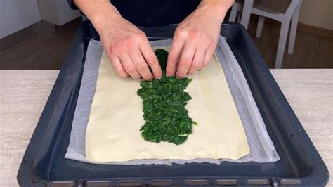 Stesura della pasta sfoglia sulla teglia
