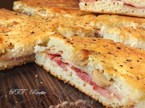 Focaccia formaggio carciofi e prosciutto pronta da gustare