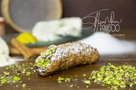 Cannolo siciliano con decorazioni di frutta candita e pistacchio