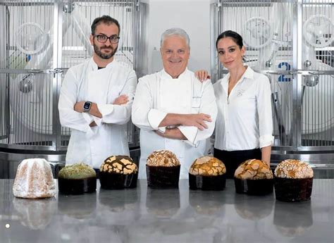 Iginio Massari mentre decora un dolce