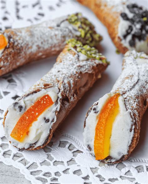 Cannoli riempiti con diverse decorazioni