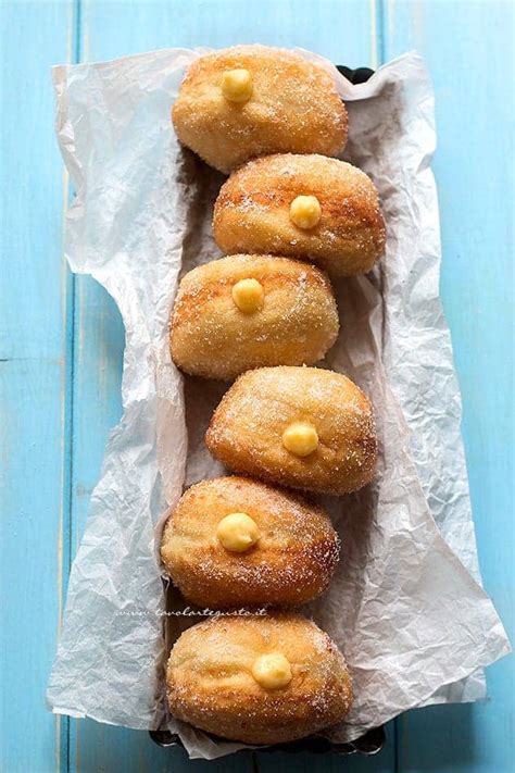 Bomboloni dorati e ripieni