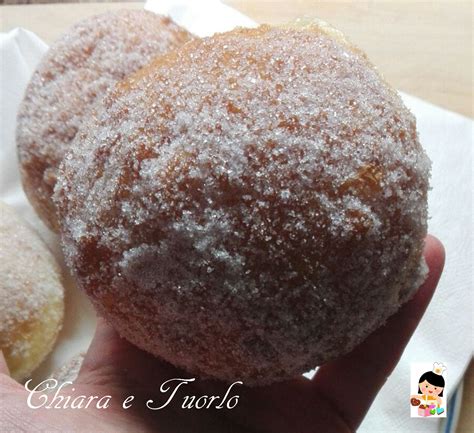 Bomboloni appena fritti e passati nello zucchero
