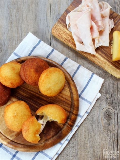 Dischi di pasta per bomboloni pronti per essere fritti