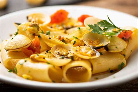 Wok con ingredienti per pasta di mare