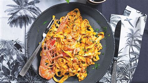 Piatto finito di tagliatelle con scampi e gamberoni