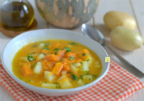 Piatto di zuppa fumante