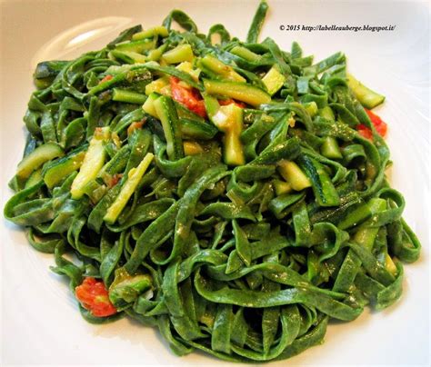 Tagliatelle verdi saltate con zucchine e pomodorini