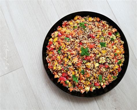 Insalata di quinoa colorata con verdure e legumi