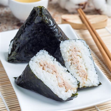 Onigiri giapponesi triangolari con alga nori