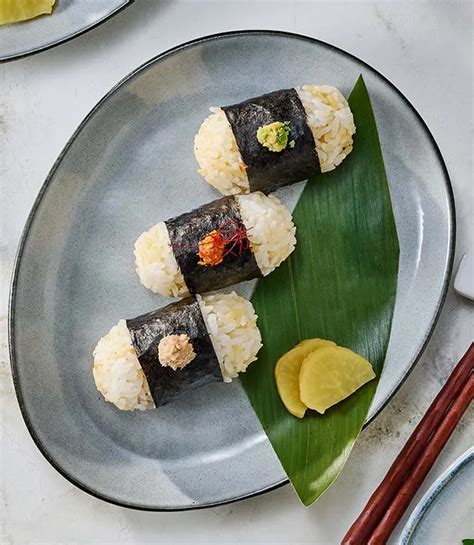 Ingredienti per il ripieno di onigiri: tonno, maionese, salsa di soia, wasabi, olio di sesamo