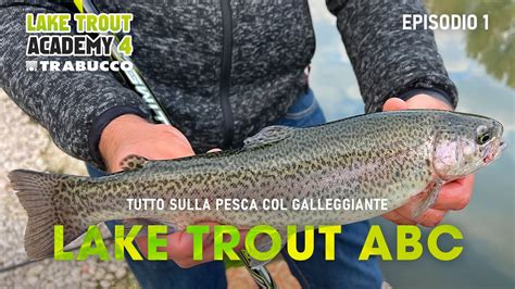 Pescatori che lanciano esche in un lago