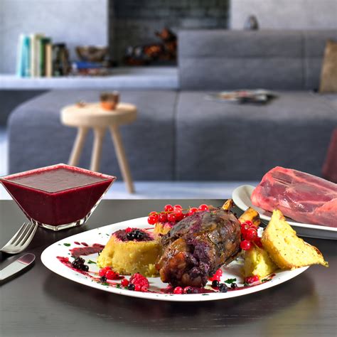 Piatto di costolette di capriolo con salsa ai frutti di bosco