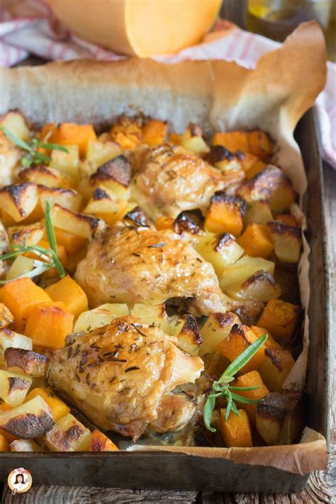Cosce di pollo e zucca cotte al forno su una teglia