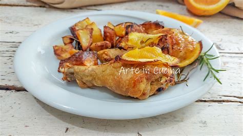 Primo piano di una porzione di cosce di pollo e zucca cotte al forno