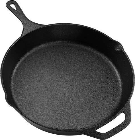 Padella in ghisa ben stagionata con una superficie scura e liscia.