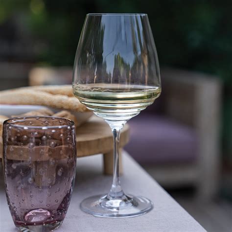 Calice da vino rosso della collezione Esperienze di Zafferano con le sue tipiche ondulazioni alla base