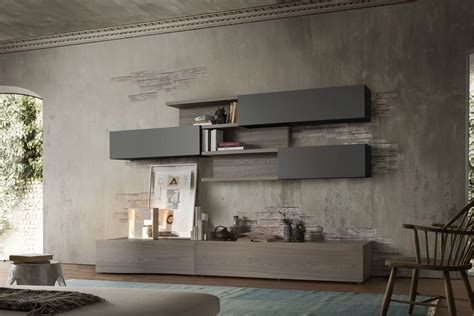 Composizione parete soggiorno moderna con finiture in legno chiaro e dettagli a contrasto