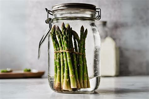 Asparagi in un vaso con acqua in frigorifero