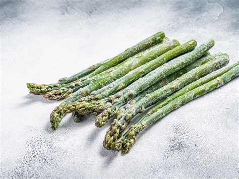 Asparagi cotti in un contenitore ermetico