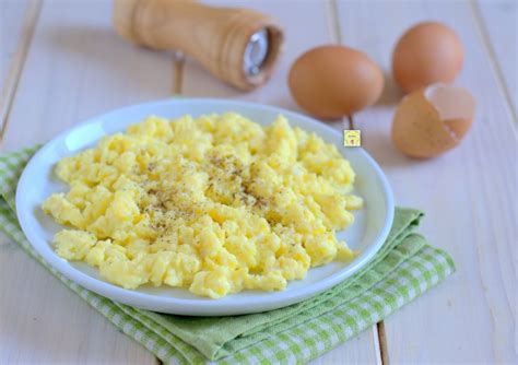 Ingredienti base per uova strapazzate con salsa di soia