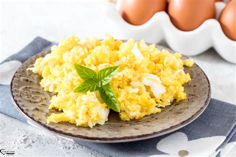 Uova strapazzate in padella