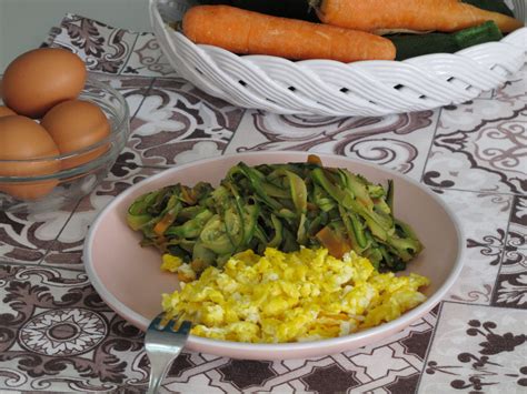 Piatto finito di uova strapazzate con salsa di soia e contorno di verdure