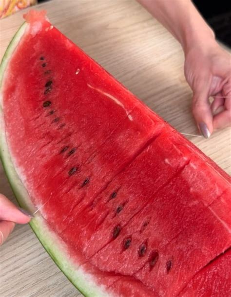 Chef Mauro Spadoni mentre prepara un piatto con anguria