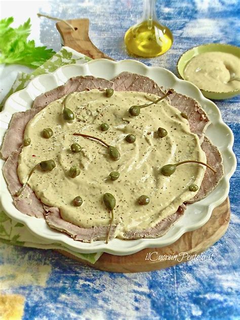 Piatto di Vitello Tonnato con capperi e una foglia di prezzemolo