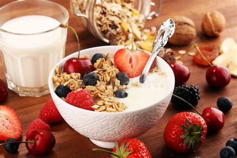 Ciotola di crema di cereali con frutta e semi