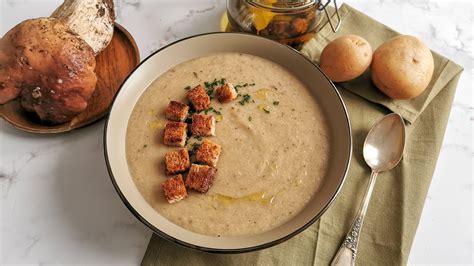Immagine di una crema di funghi porcini in fase di preparazione con un minipimer