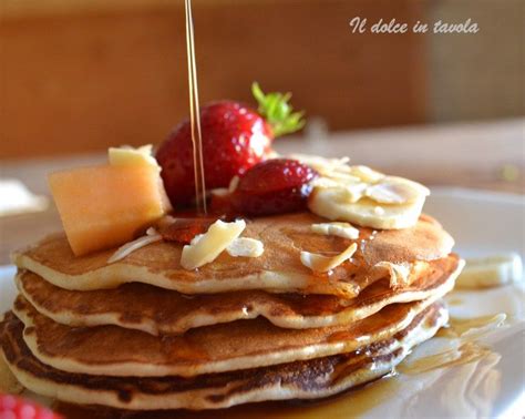 frutta fresca e sciroppo d'acero sui pancake