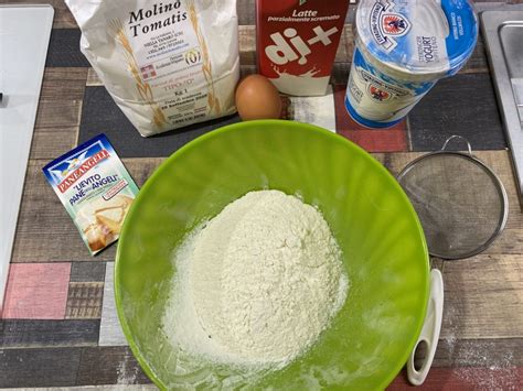 ciotola con farina, latte e altri ingredienti per pancake