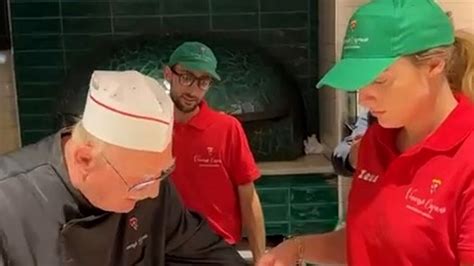 Giovane pizzaiola al lavoro