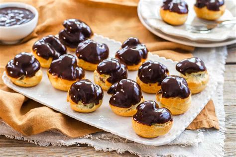 Bignè al cioccolato disposti a piramide