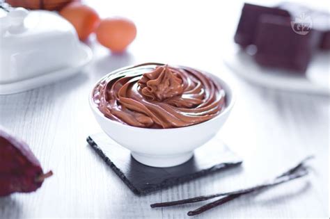 Ciotola con crema al cioccolato lucida