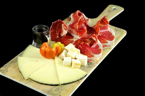 Prosciutto cotto e formaggio su un tagliere