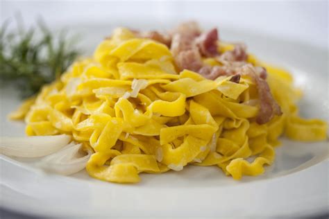 Piatto di pasta con zafferano, prosciutto cotto e formaggio