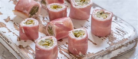 Selezione di antipasti a base di prosciutto cotto e formaggio