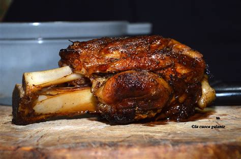 Grill a carbone con stinco di maiale in cottura