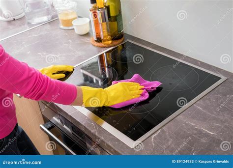 Persona che pulisce una macchina per pasta con una spazzola