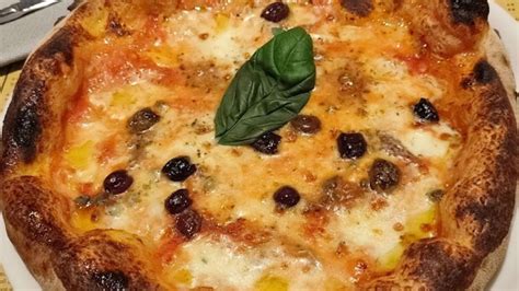 Una pizza piena appena sfornata, dorata e invitante