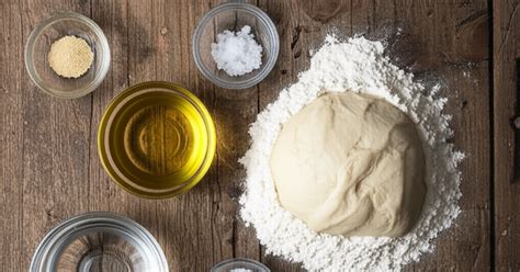 Ingredienti per l'impasto disposti su una spianatoia