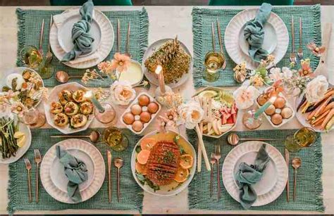 Una tavola imbandita per Pasqua con la pizza piena al centro