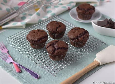 Ingredienti per muffin al cioccolato disposti su un piano di lavoro