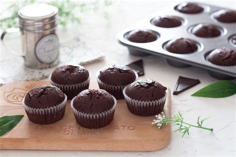 Muffin al cioccolato disposti su una gratella per il raffreddamento
