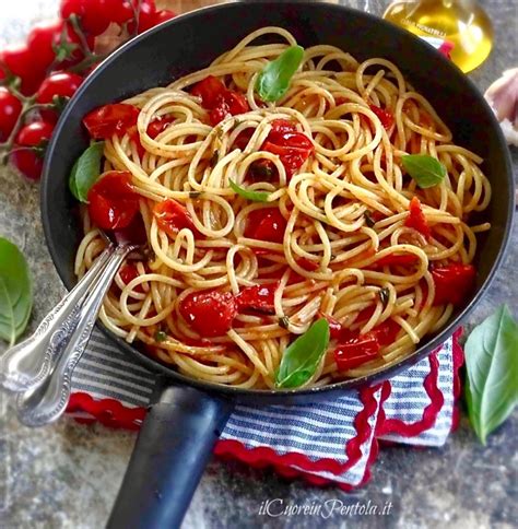 Ingredienti freschi per pasta con erbette e pomodorini