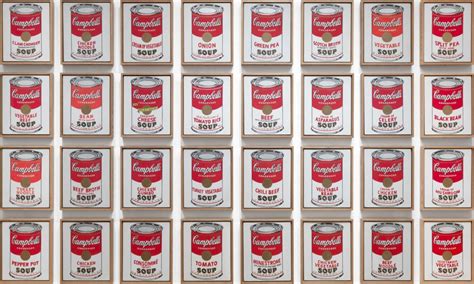 Andy Warhol con le sue lattine di zuppa Campbell