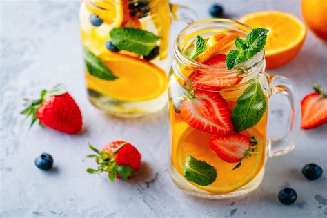 Brocca con acqua aromatizzata alla frutta