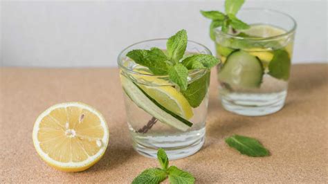 Ingredienti freschi per acqua detox